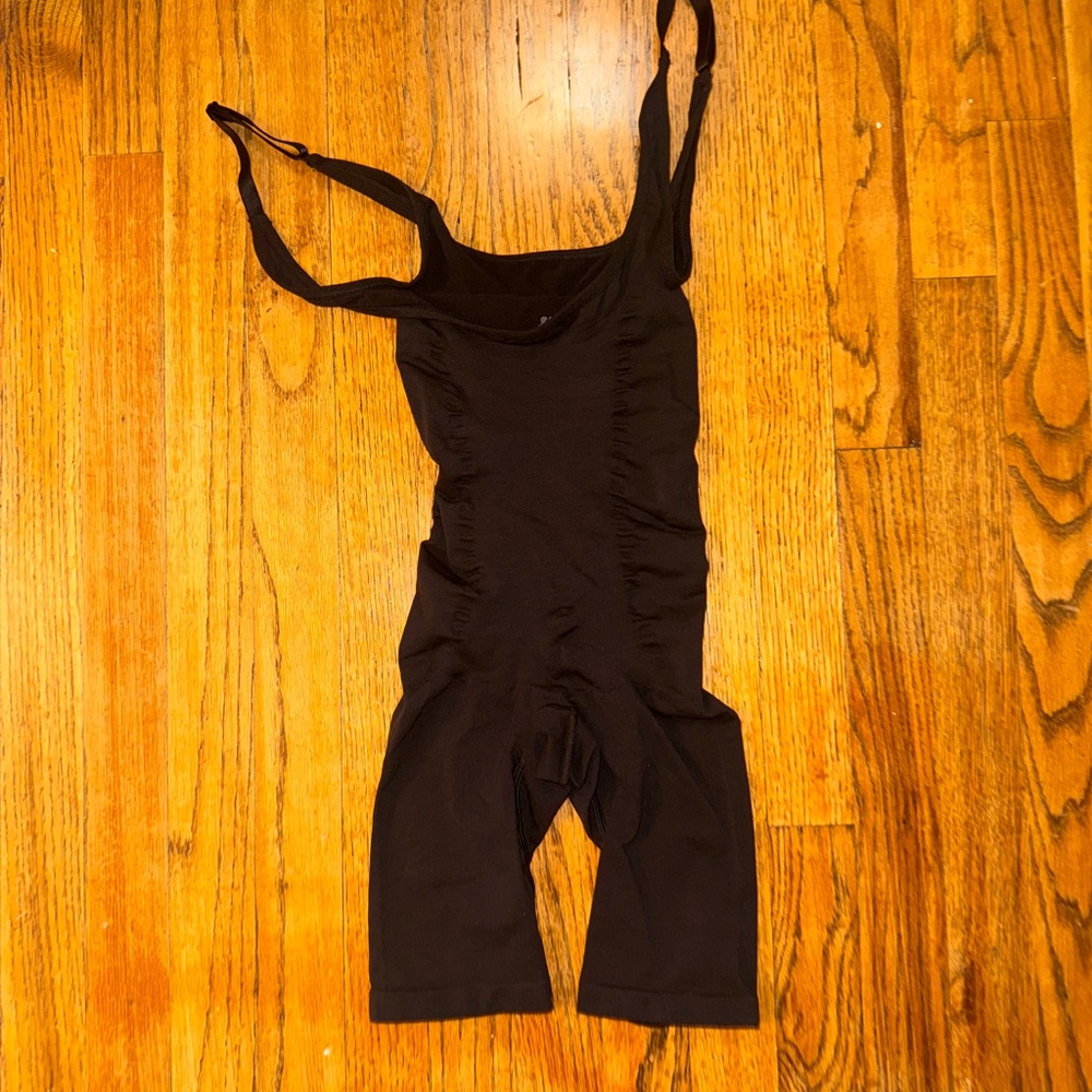 Skims Mid Thigh Short Shaping bodysuit black size small medium like new